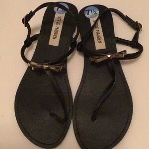 Steve Madden flat sandal size 7.5 black with gold bow.